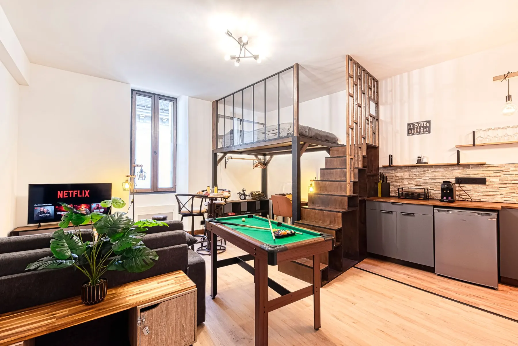 L'Ascension, loft avec mezzanine et billard, mis en scène par Oikia